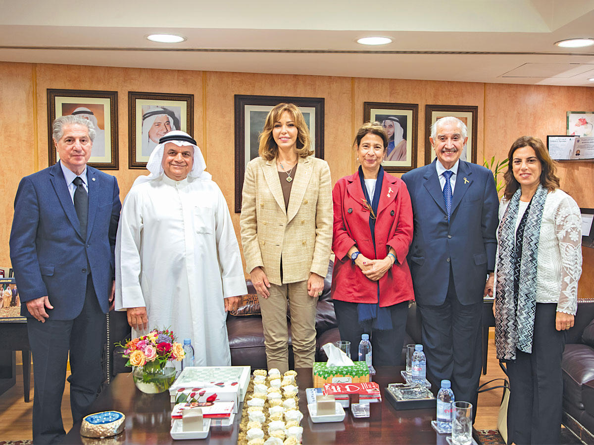 المطوع مستقبلاً أمين الجميّل ونورا جنبلاط  وسلوى سلمان وعصام مكارم وهنا الشعّار شعيب خلال زيارتهم لمقر الشركة 