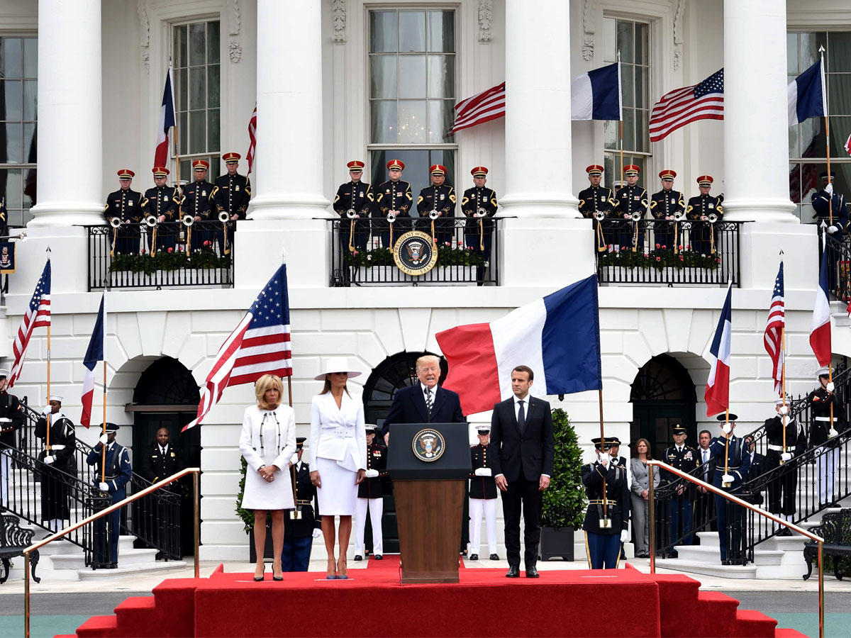 الرئيسان الأميركي والفرنسي خلال الاستقبال الرسمي في البيت الأبيض أمس (أ ف ب)