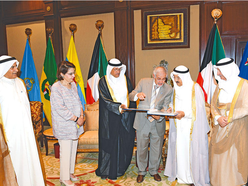 صاحب السمو مستقبلاً رئيس وأعضاء «الهلال الأحمر» أمس 