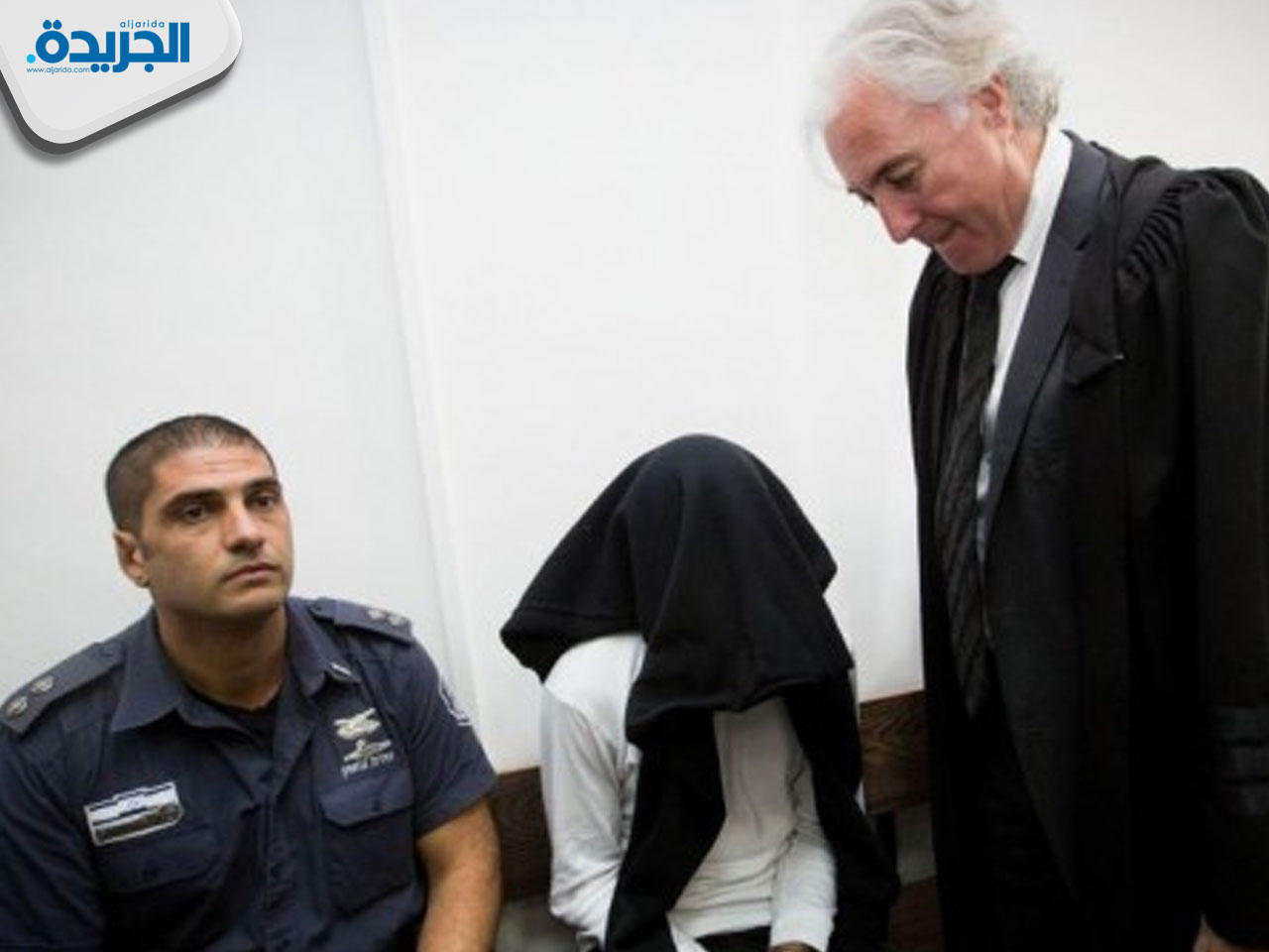 المتهم في الوسط