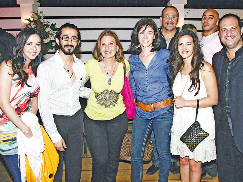 احمد حلمي وعدد من الفنانين في افتتاح المقهى الخاص به