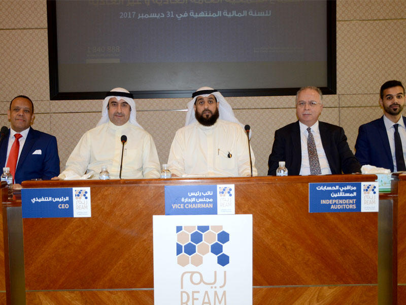 السنان والكندري خلال اجتماع الجمعية العمومية