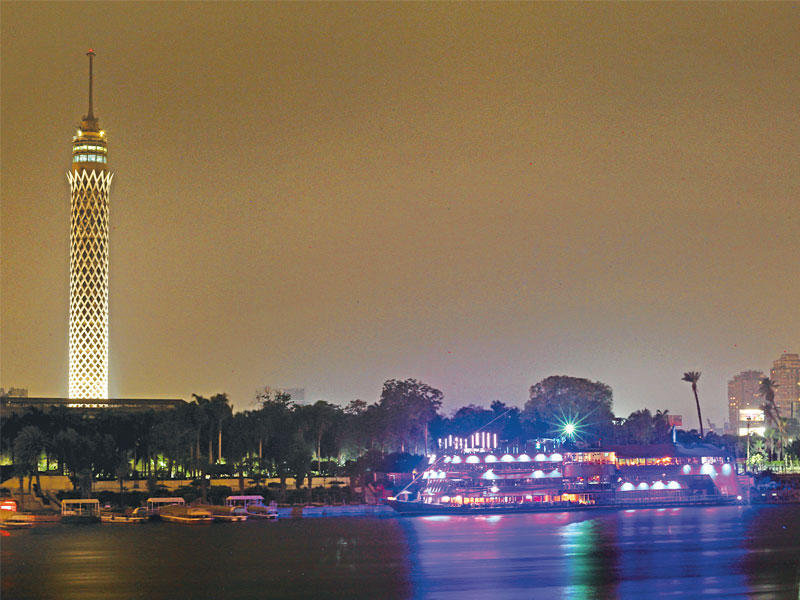 مشهد عام يظهر برج القاهرة قرب نهر النيل وسط العاصمة المصرية أمس (رويترز)