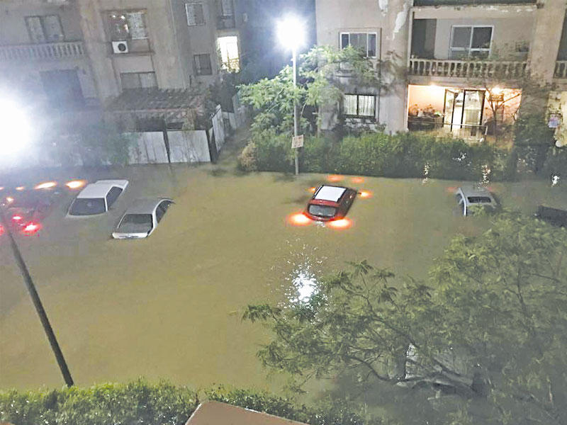 صورة تداولها نشطاء على مواقع التواصل أمس تظهر ارتفاع المياه بأحد شوارع القاهرة الجديدة بعد سقوط الأمطار