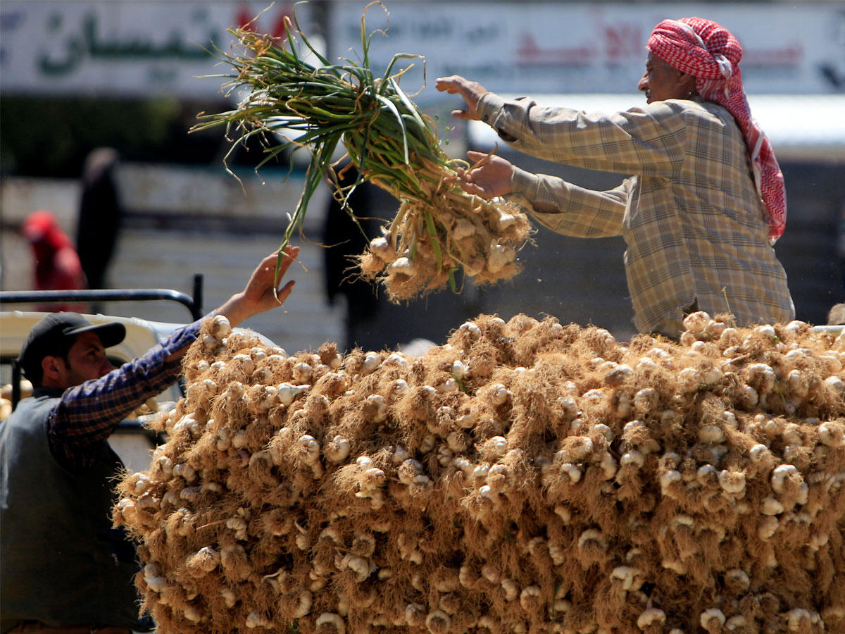 بائع للثوم في دمشق أمس (رويترز)