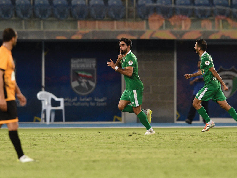 حسين الموسوي يحتفل بالثلاثية على طريقته الخاصة وفي الإطار نهير الشمري يودع الملاعب         (تصوير نوفل إبراهيم)