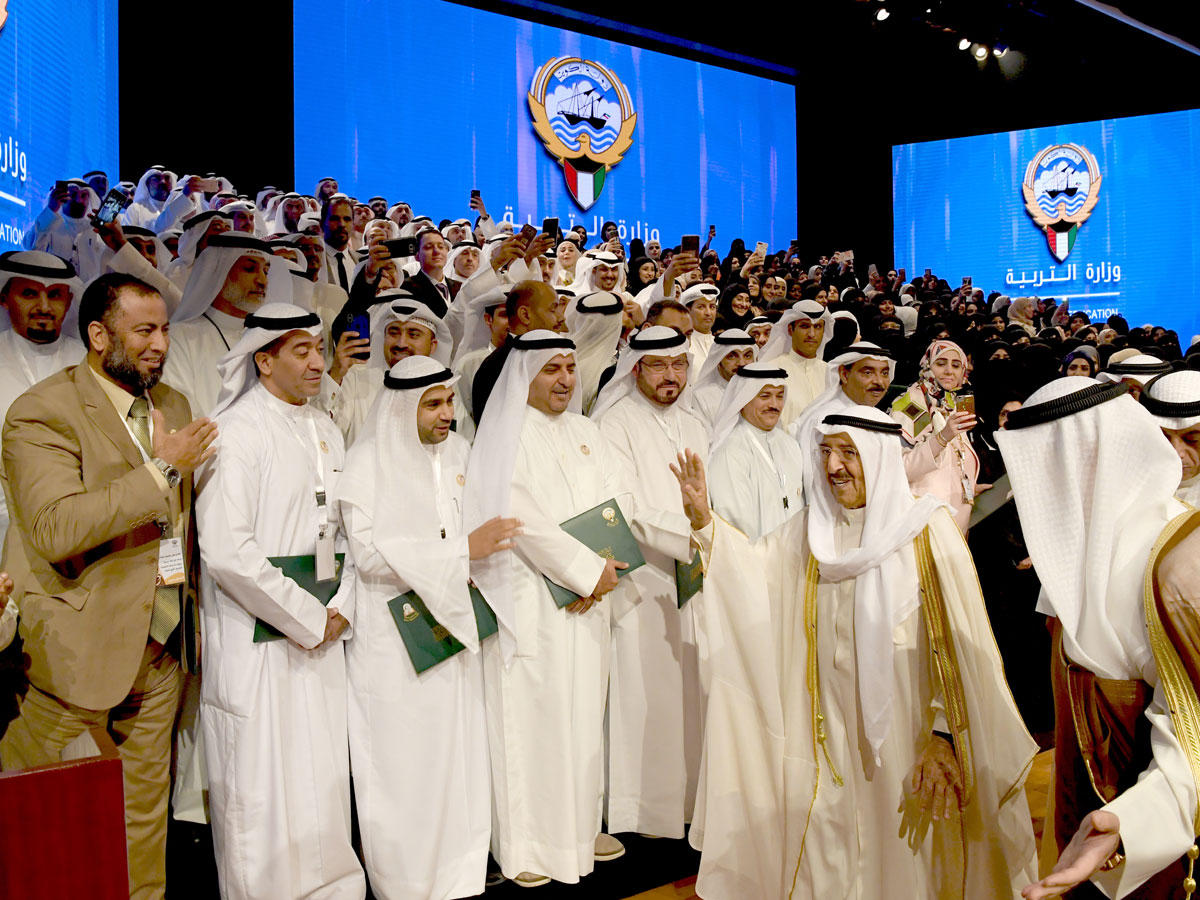 صاحب السمو يحيي المعلمين خلال حفل تكريمهم أمس