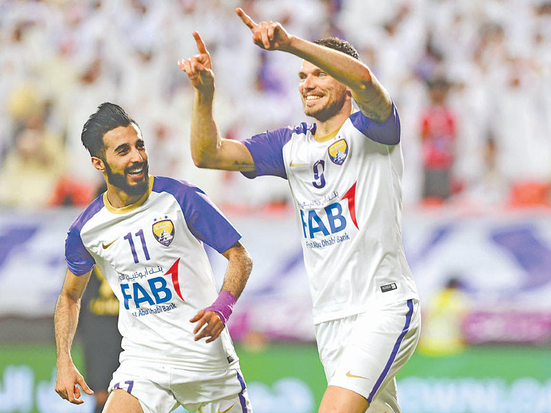 البرازيلي كايو فرنانديز محترف العين يحتفل بتسجيل الهدف الثاني