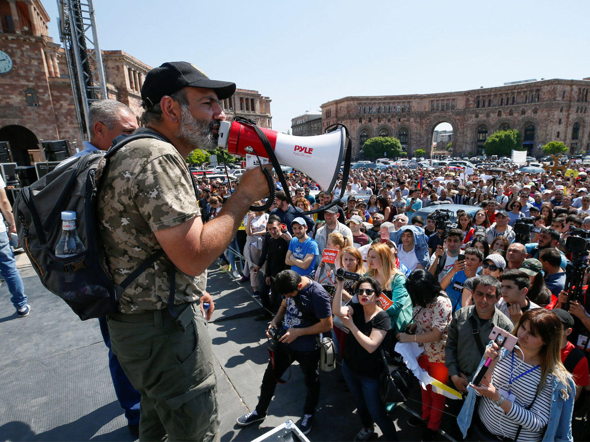 باشينيان يتحدّث إلى مؤيديه في يريفان أمس (رويترز)