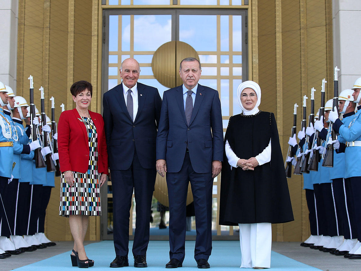 إردوغان وزوجته يستقبلان حاكمة نيوزيلاند وزوجها في أنقرة أمس (رويترز)