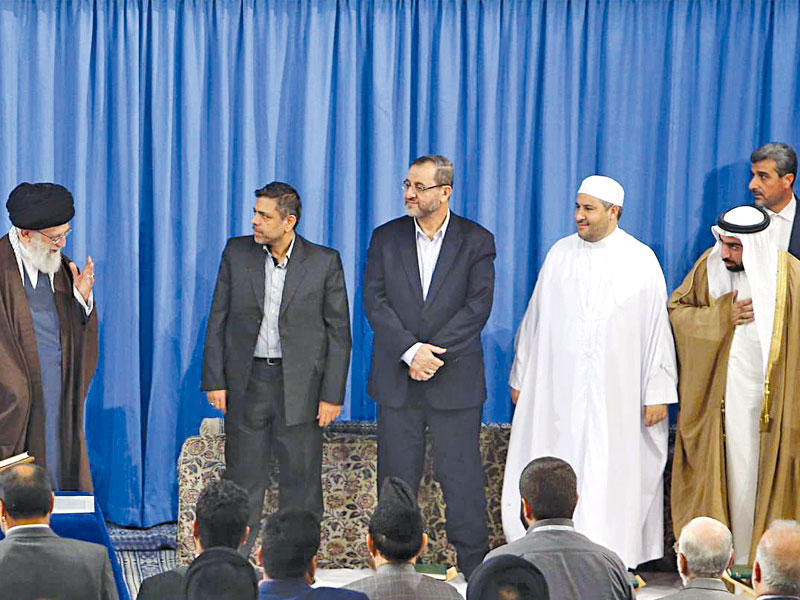 خامنئي يحيي المشاركين في مسابقة القران الكريم في طهران أمس (إرنا)