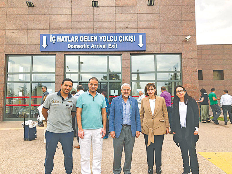 الساير وأعضاء فريق «الهلال الأحمر» لدى وصولهم إلى مدينة غازي عنتاب