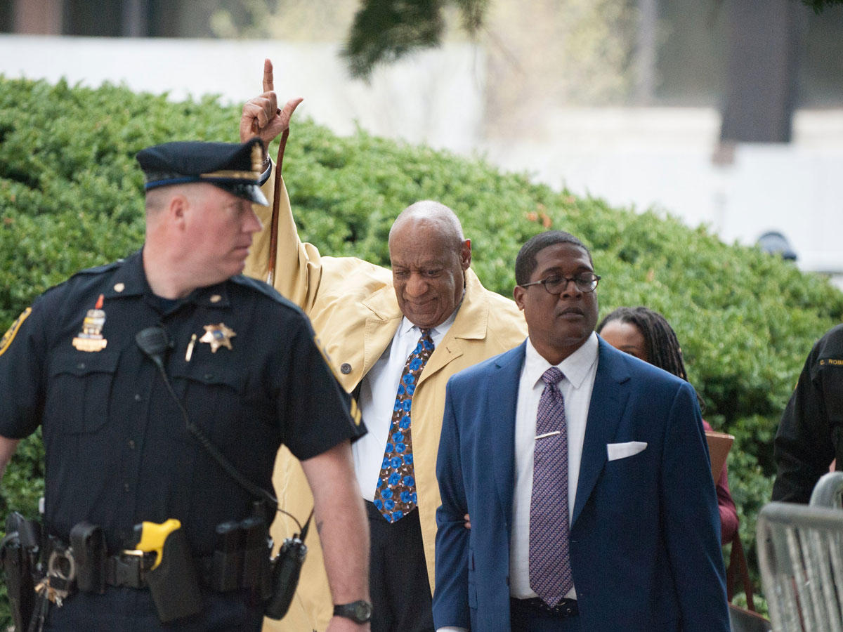 كوسبي محاطاً بالشرطة قبل محاكمتهn