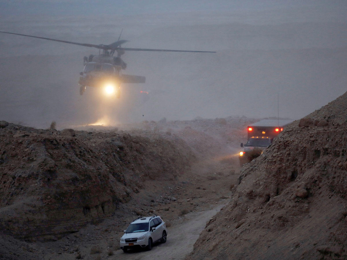 خدمات الإنقاذ الإسرائيلية بالقرب من الموقع الذي جرفت فيه مجموعة من الشباب الإسرائيلي