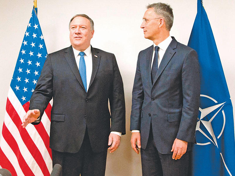 بومبيو وستولتنبرغ في بروكسل أمسt(أ ف ب)