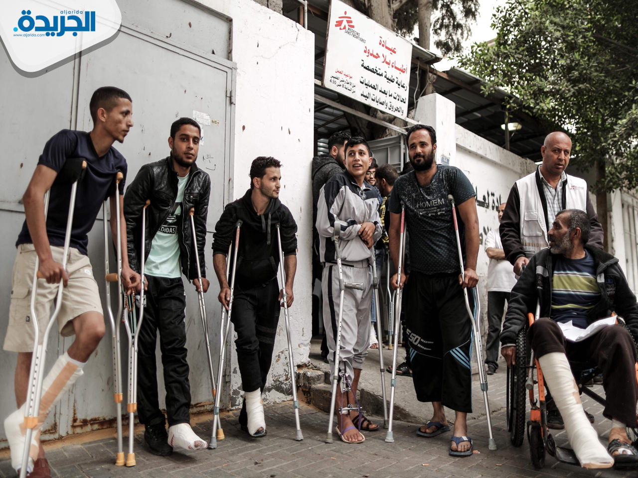 مصابون فلسطينيون أمام عيادة تابعة لمنظمة أطباء بلا حدود