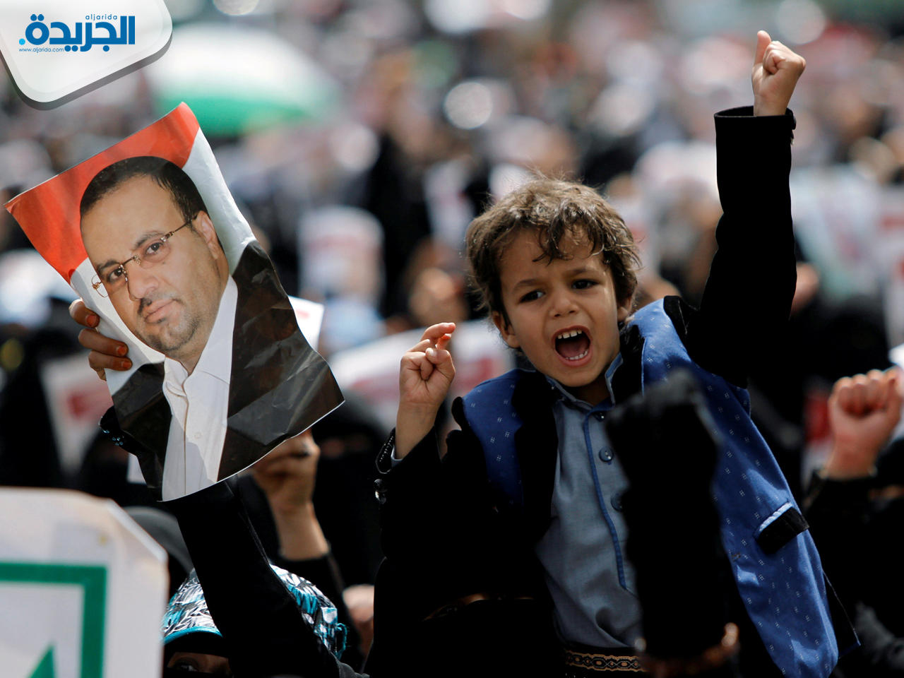 طفل يرفع صورة صالح الصماد خلال مراسم تشييعه