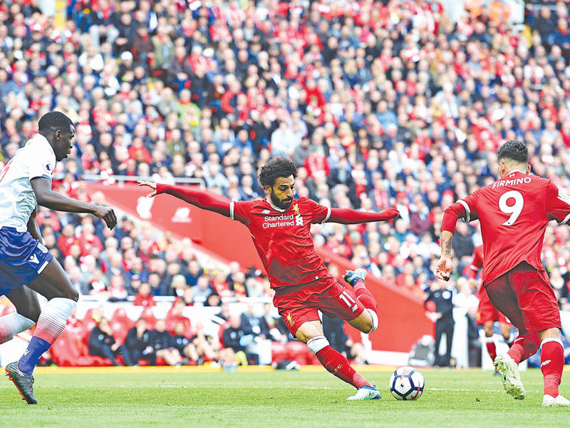 صلاح يسدد الكرة في إحدى هجمات ليفربول