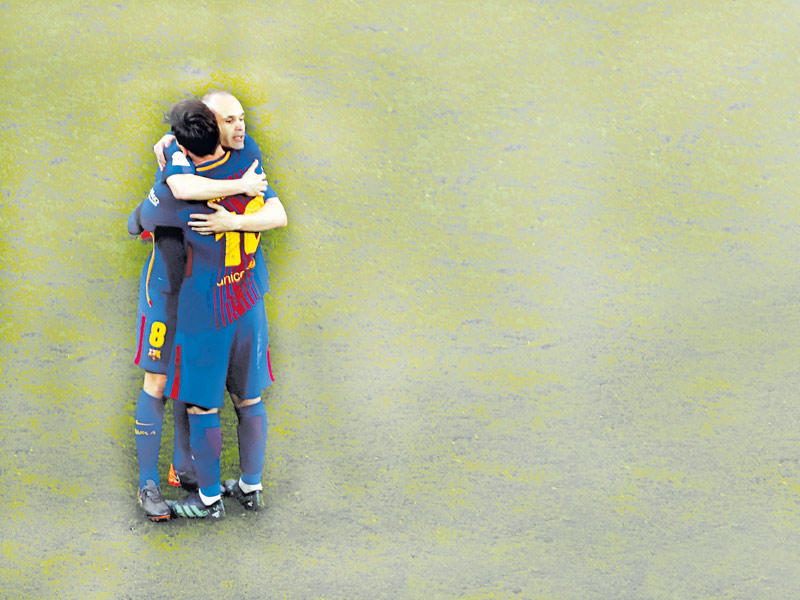 ميسي وإنييستا يتعانقان بعد الفوز بكأس الملك