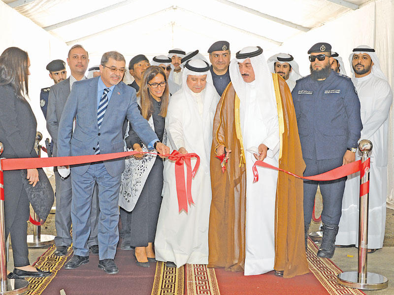 الفريق فهد الامير وسعود العرفج خلال افتتاح المصنع