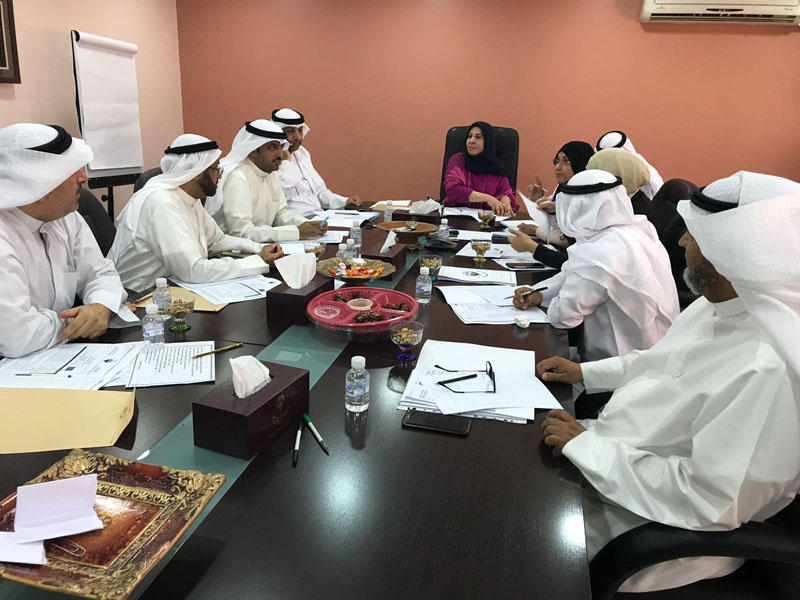 الكندري خلال ترؤسها اجتماع مديري العموم