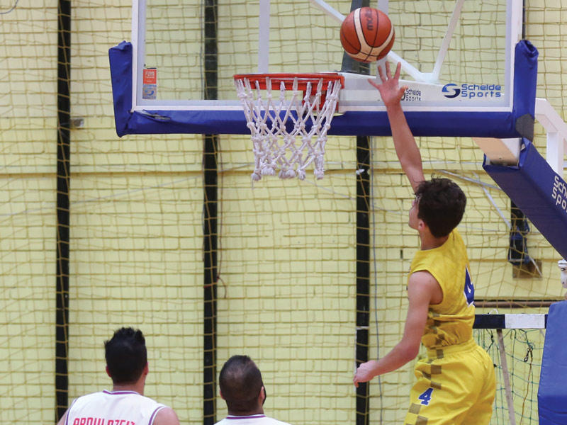 الناشئ محمد عناد يسجل في سلة الكويت (تصوير جورج ريجي)