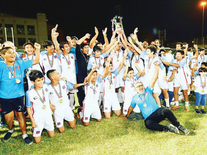 أشبال الكويت يرفعون الكأـس