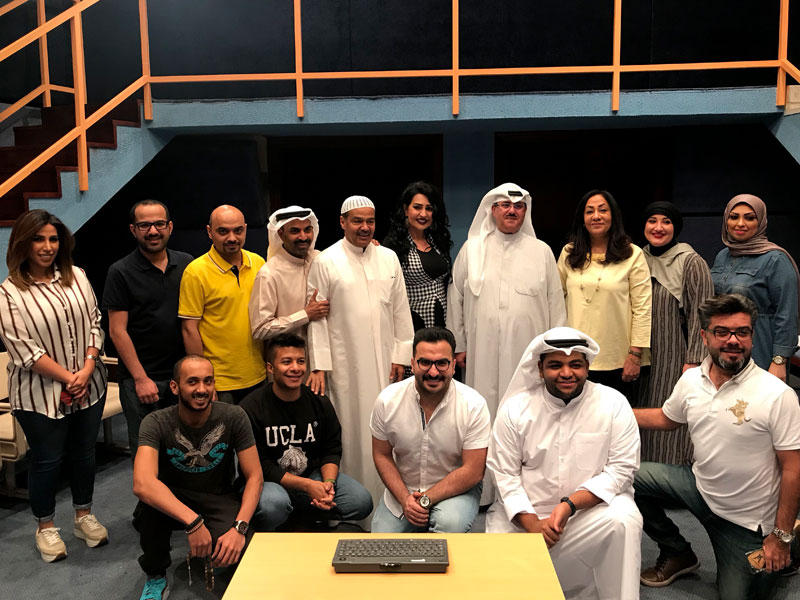 فهد المبارك يتوسط فريق عمل «عودة عنتر» 