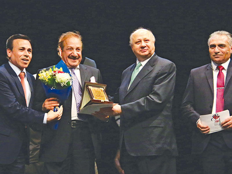 وزير الثقافة الأردني نبيه شقم يكرم الفنان الكويتي محمد المنصور  