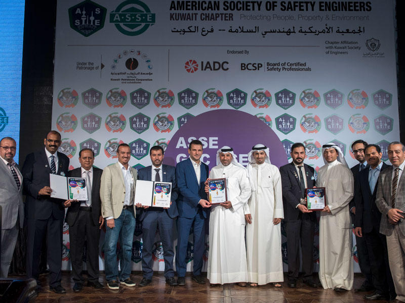 خلال تسلم الجوائز