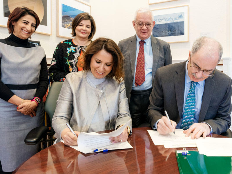 جانب من توقيع الإتفاقية