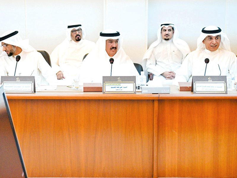 العازمي وقيادات «التطبيقي» في اجتماع «الميزانيات»