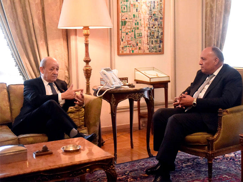 شكري مجتمعا بلودريان في القاهرة أمس (أ ف ب)