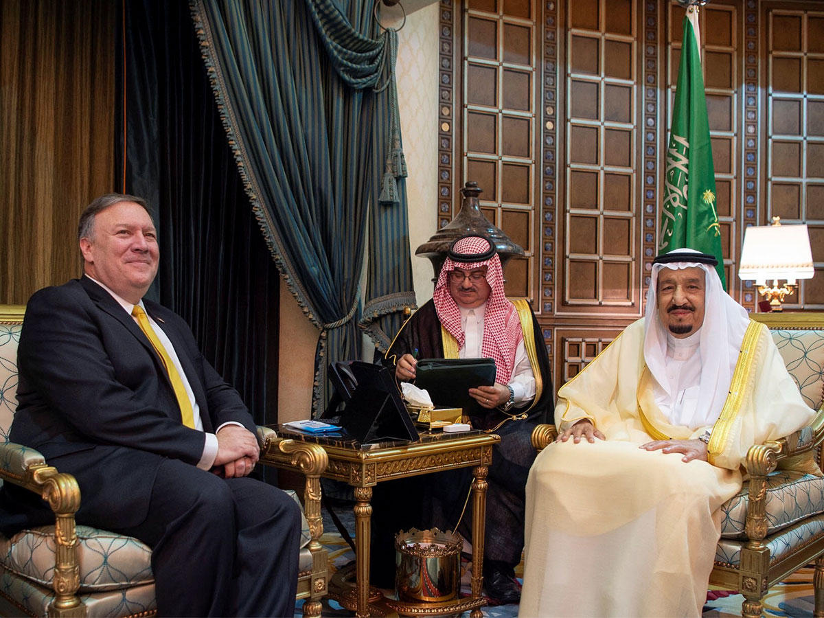 الملك سلمان مستقبلاً بومبيو في الرياض أمس قبل مغادرته إلى جدةt(واس)