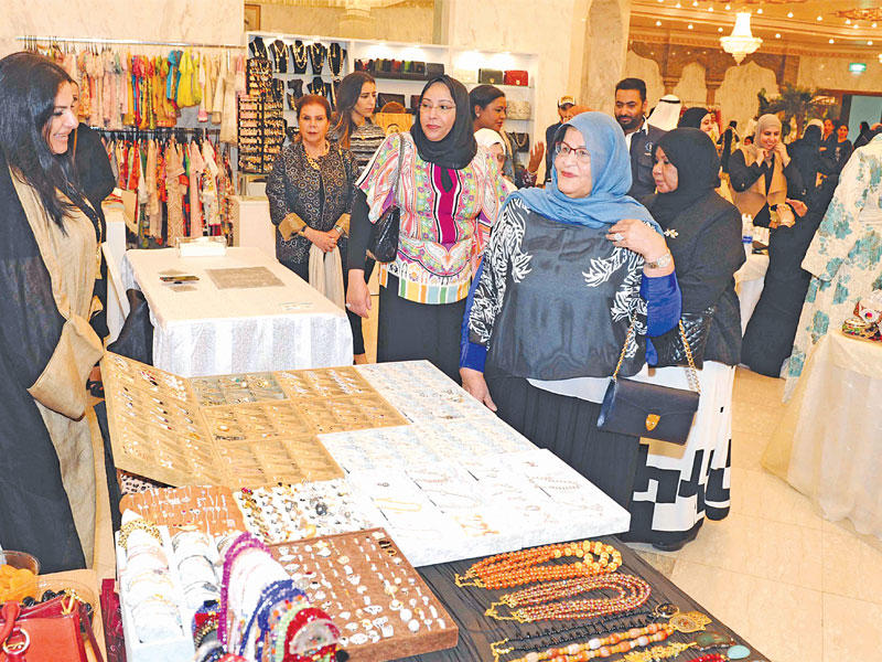 جانب من السوق الخيرية للجمعية التطوعية النسائية