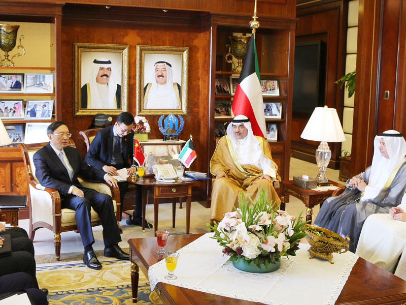 صباح الخالد خلال لقائه ممثل رئيس الصين