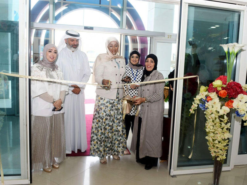 الهاجري خلال افتتاحها المعرض