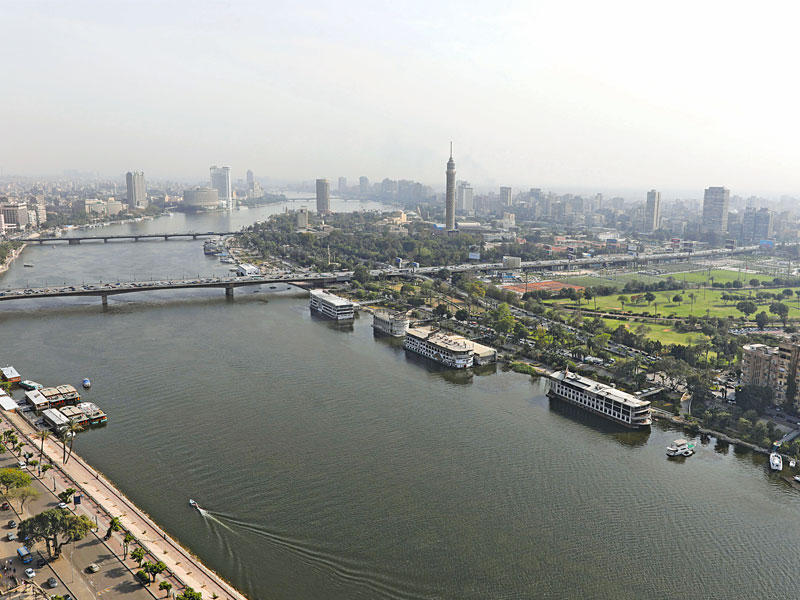 مشهد عام لمحور «6 أكتوبر» وجسر قصر النيل وسط القاهرة أمس الأول (رويترز)