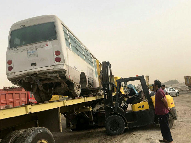 رفع إحدى السيارات المهملة