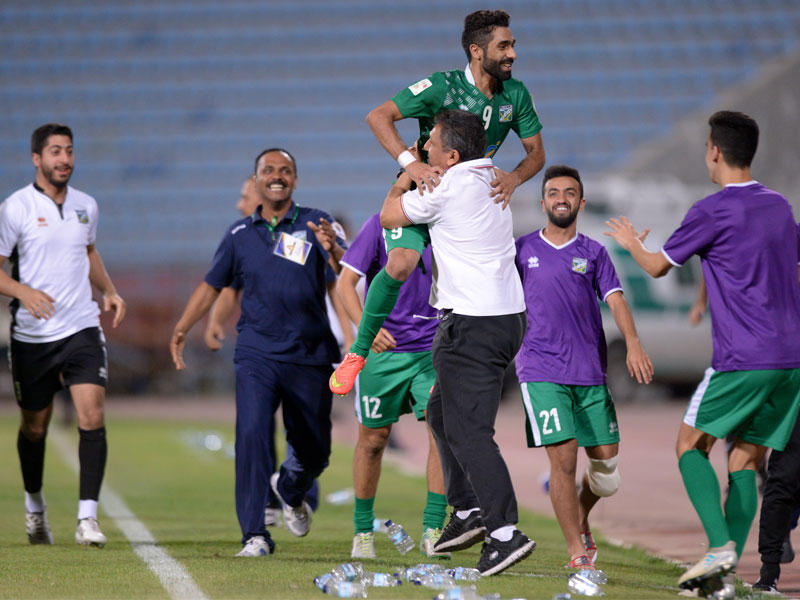 يعقوب الطراروة يحتفل مع الجهاز الفني والإداري بعد تسجيله هدف المباراة، وفي الإطار فرحة لاعبي الكويت بهدف  العنزي            (تصوير نوفل إبراهيم وجورج رجي)