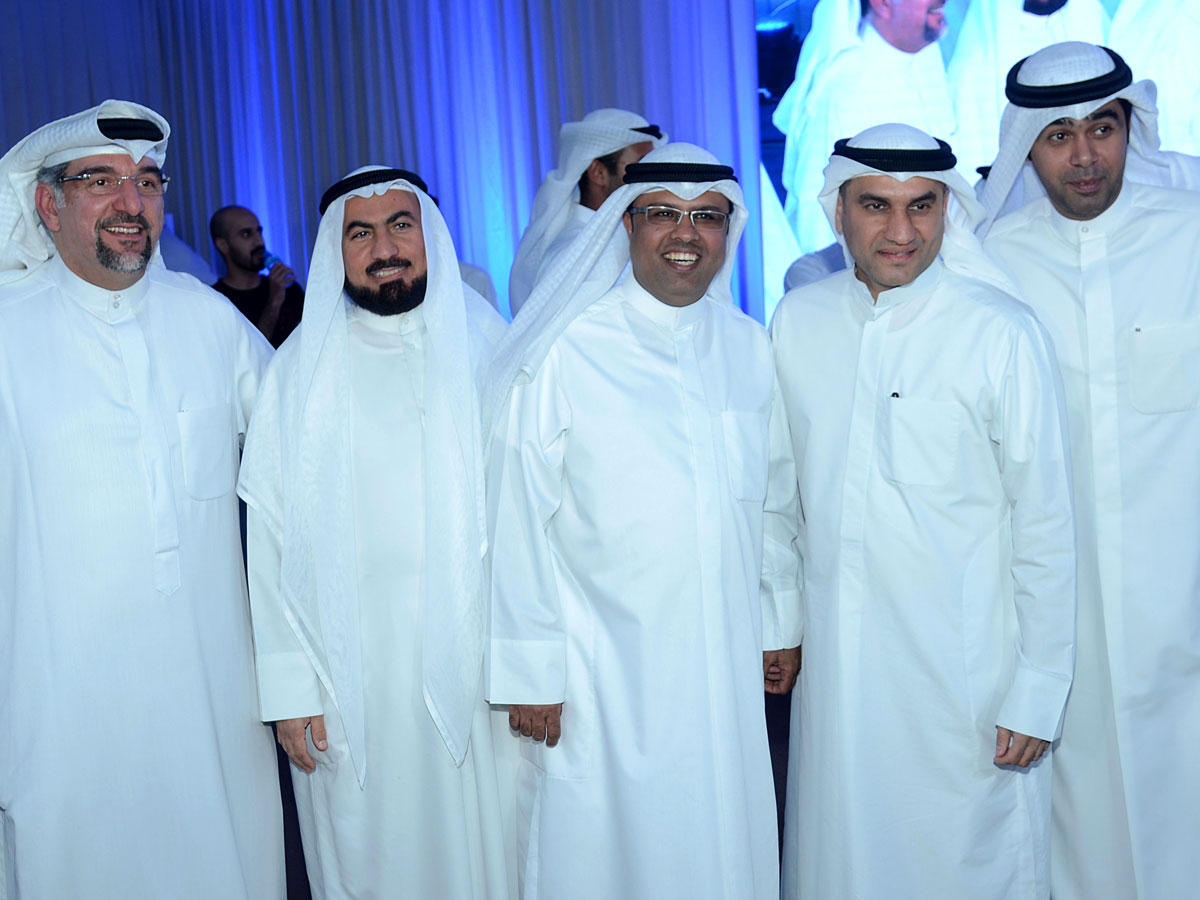 الكندري متوسطاً بعض الحضور