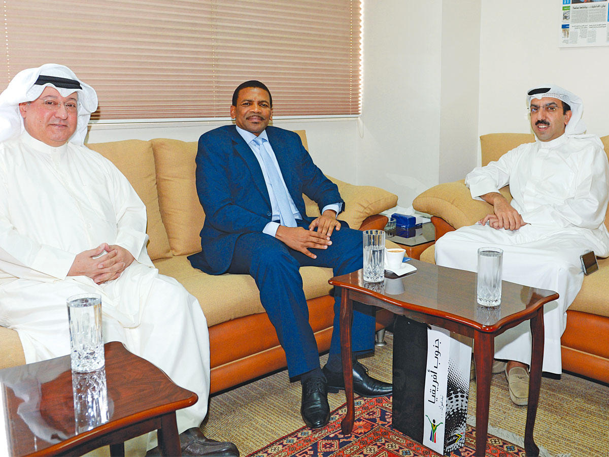 سفير جنوب أفريقيا متوسطاً الزميلين المطيري والعنزي 