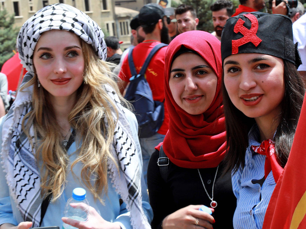 لبنانيات مؤيدات للحزب الشيوعي يحتفلن أمس بعيد العمال في بيروت   (ا ف ب)