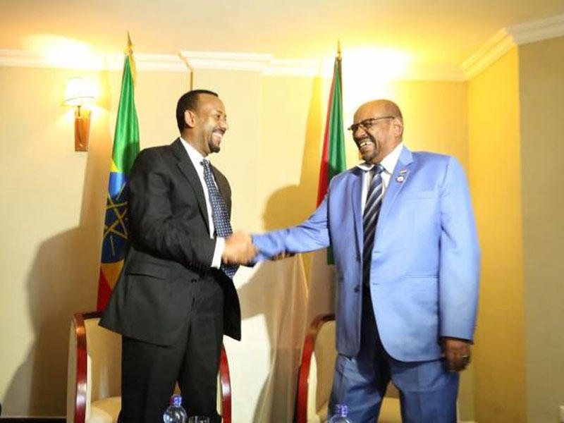 رئيس الوزراء الإثيوبي أبي أحمد والرئيس السوداني عمر البشير 