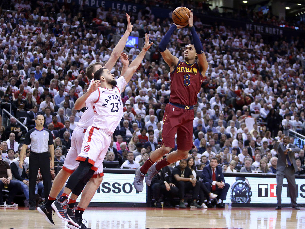 ليبرون جيمس خلال مواجهة رابتورز
