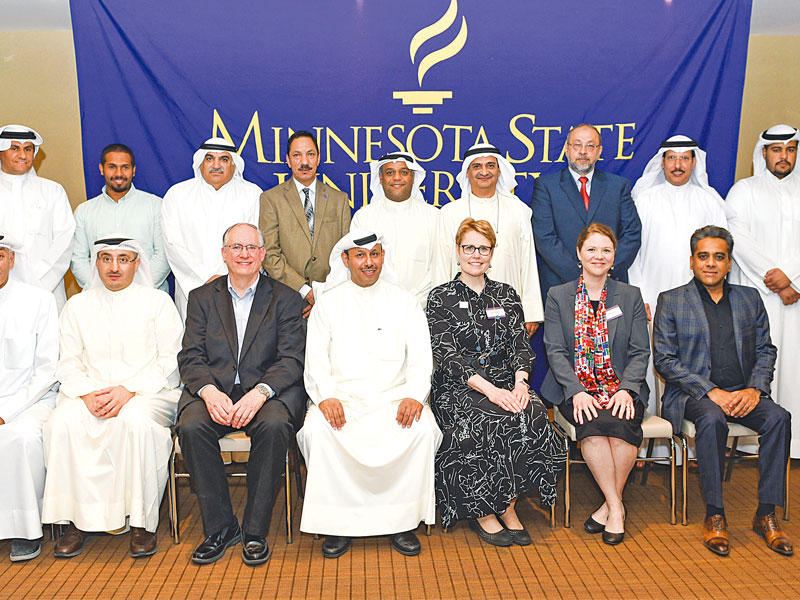 وفد الجامعة متوسطاً الطلبة الكويتيين (تصوير: نوفل ابراهيم)