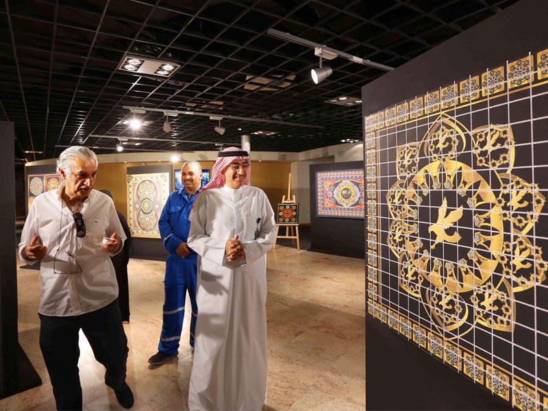 عيسى اليوسفي مع جمال جعفر أثناء الجولة في المعرض 