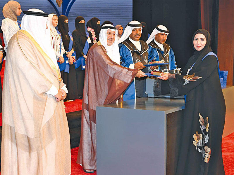  محمد الصباح يكرم إحدى الطالبات 