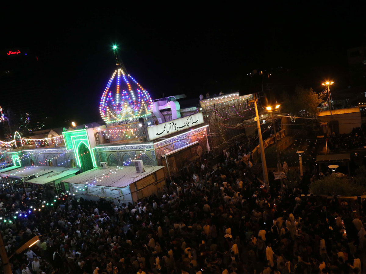 عراقيون يحيون ذكرى مولد الإمام المهدي في مقامه بالشعبانية في كربلاء أمس  (أ ف ب)