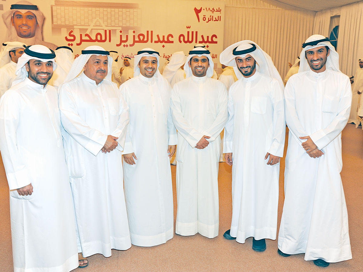 المحري متوسطا بعض مؤيديه في افتتاح مقره الانتخابي